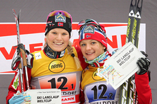 Mari Eide og Maiken Caspersen Falla stråler etter å ha vunnet verdenscupens teamsprint i Düsseldorf 2011. Foto: Hemmersbach/NordicFocus.