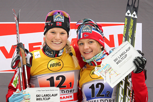 Mari Eide og Maiken Caspersen Falla stråler etter å ha vunnet verdenscupens teamsprint i Düsseldorf 2011. Foto: Hemmersbach/NordicFocus.