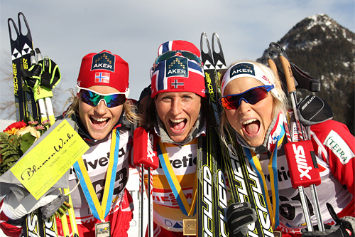 Stor norsk suksess i Davos med 5 norske blant de 6 beste. Fra venstre: Vibeke Skofterud (2), Marit Bjørgen (1) og Therese Johaug (3). Foto: Manzoni/NordicFocus.