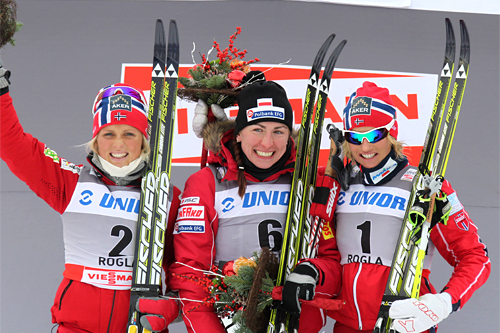 Seierspallen på damens 10 km fellesstart i klassisk stil i forbindelse med verdenscupen i Rogla 2011. Fra venstre: Therese Johaug (2), Justyna Kowalczyk (1) og Vibeke Skofterud (3). Foto: Hemmersbach/NordicFocus.