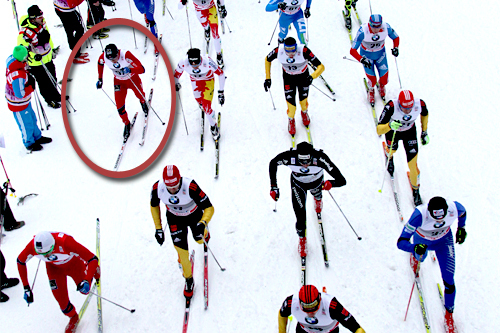 Eldar Rønning innfelt i rød ring under jaktstarten (2. etappe) i Tour de Ski 2011/2012. Foto: Hemmersbach/NordicFocus.