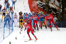 Niklas Dyrhaug i front av feltet på 4. etappen i Obertsdorf under Tour de Ski 2011/2012. Foto: Hemmersbach/NordicFocus.