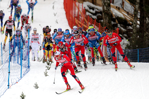 Niklas Dyrhaug i front av feltet på 4. etappen i Obertsdorf under Tour de Ski 2011/2012. Foto: Hemmersbach/NordicFocus.