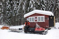 Bilde av Rastebua til Skiforeningen. Løypebas Ole Henrik Lien-Andersen fraktet inn varer og annet 5. januar 2011. Alt er nå klart til storinnrykk. Foto: Olav Harlem/Skiforeningen. Bilde av Rastebua til Skiforeningen. Løypebas Ole Henrik Lien-Andersen fraktet inn varer og annet 5. januar 2011. Alt er nå klart til storinnrykk. Foto: Olav Harlem/Skiforeningen.