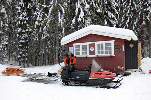 Bilde av Rastebua til Skiforeningen. Løypebas Ole Henrik Lien-Andersen fraktet inn varer og annet 5. januar 2011. Alt er nå klart til storinnrykk. Foto: Olav Harlem/Skiforeningen.