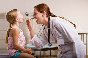 bs_Doctor_giving_girl_checkup_tunge-300