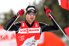Dario Cologna jubler for seier på toppen av monsterbakken i Val di Fiemme etter å ha jobbet seg inn til sin 3. total-triumf i Tour de Ski 2011/2012. Foto: Hemmersbach/NordicFocus.
