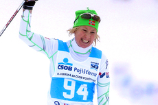 Sara Svendsen jubler over seieren i det 50 km lange Jizerska Padesatka 2012. Foto: Susanka/NordicFocus.