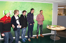 Deler av Team Xtra personell forteller om sine innsatser i skiløype over for de ansatte ved Xtra personells oslokontor. Fra venstre Jens A. Svartedal, Anders M. Høst, Stian R. Andresen, Jørgen og Anders Aukland. I høyre hjørne venter kakene. Foto: Ge