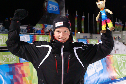 Andreas Molden jubler etter å ha sikret sprintgullet under Ungdoms-OL i Innsbruck 2012, Bjørn Sigurd Sommerfeldt/Olympiatoppen.
