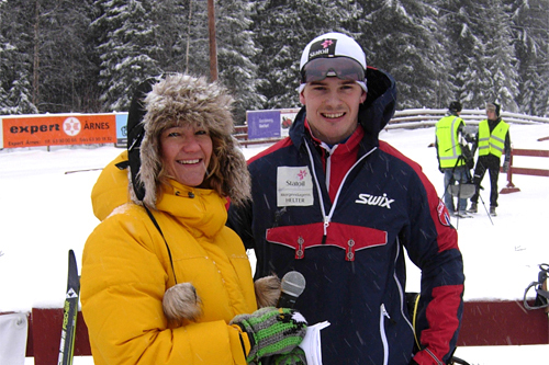 Sondre Turvoll Foslli i samtale med arenaspeaker Inger Lise Skøien under Skandinavisk Cup og norgescup på Nes i Akershus 2012. Foto: Sigmund Hov Moen.