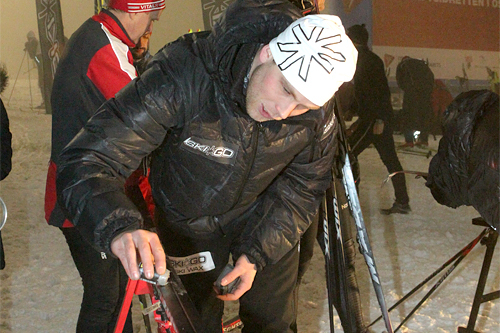 Henrik H. Kvissel jobber for fullt med å gi folk godt feste og topp glid på OBIK SkiGo karusellen. Her får Håvard Udnesseter (i bakgrunnen) hjelp med skiene. Foto: Erik Borg. Henrik H. Kvissel jobber for fullt med å gi folk godt feste og topp glid på OBIK SkiGo karusellen. Her får Håvard Udnesseter (i bakgrunnen) hjelp med skiene. Foto: Erik Borg.