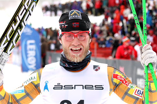 Martin Johnsrud Sundby sikret NM-gullet på 15 km fri teknikk i NM på Voss 2012. Foto: Geir Nilsen/Langrenn.com.