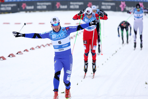 Eirik Brandsdal går inn for landing og NM-gull under sprinten på Voss. Foto: Geir Nilsen/Langrenn.com. Eirik Brandsdal går inn for landing og NM-gull under sprinten på Voss. Foto: Geir Nilsen/Langrenn.com.