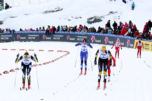 Maiken Caspersen Falla, i venstre bildekant, staker seg inn til NM-gull i sprinten på Voss 2012. Til høyre Maria Nysted Grønvoll som utfordret Falla i kampen om seieren. Foto: Geir Nilsen/Langrenn.com.