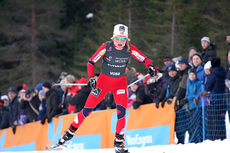 Therese Johaug maler på i et tempo ingen andre matchet under 15 kilometer skiathlon i NM på Voss 2012. Foto: Geir Nilsen/Langrenn.com.