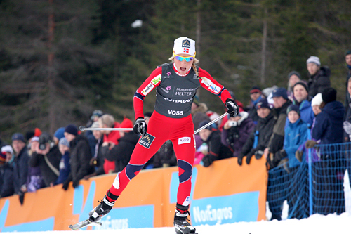 Therese Johaug maler på i et tempo ingen andre matchet under 15 kilometer skiathlon i NM på Voss 2012. Foto: Geir Nilsen/Langrenn.com.