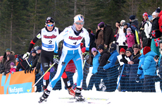 Kristin Størmer Steiar, med Vibeke Skofterud på hjul, undervei i 15 kilometer skiathlon i NM på Voss 2012. I mål ble det bronse på Kristin, mens Vibeke tok 5. plass. Foto: Geir Nilsen/Langrenn.com.