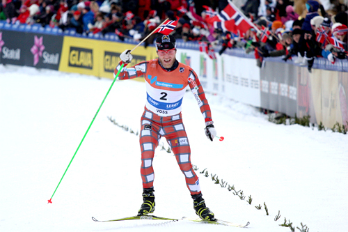 Martin Johnsrud Sundby kunne ta seg god tid på oppløpet, nærmeste forfølgere under 30 km skiathlon i NM på Voss var nesten minuttet etter. Foto: Geir Nilsen/Langrenn.com.