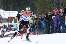 Sjur Røthe jager mot medalje i 30 km skiathlon på hjemmebane i Voss under NM 2012. Det ble bronse, mannen som ligger på hjul, Snorri Einarsson, kapret sølvet. Foto: Geir Nilsen/Langrenn.com.