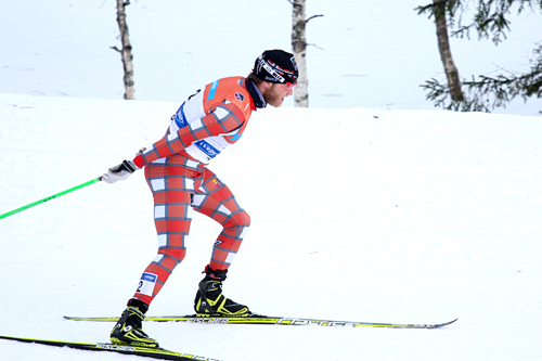 Martin Johnsrud Sundby holder full fart gjennom langesonen under 30 km skiathlon på NM i Voss 2012. Foto: Geir Nilsen/Langrenn.com.