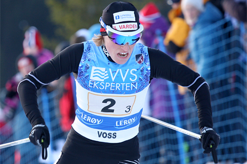 Skiskytter Tora Berger lot børsa ligge og stilte til start for IL Varden i NM-stafetten på Voss 2012. Det ble gull sammen med Kristin Gausen og Marthe Kristoffersen. Foto: Geir Nilsen/Langrenn.com.