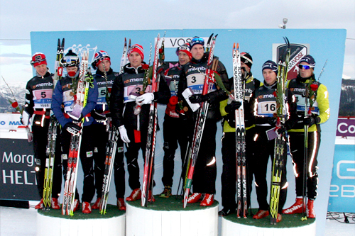 Stafett-pallen under NM på Voss 2012. Fra venstre: Leksvik IL (2. pl.) Byåsen IL 1. lag (1) og Byåsen IL 2. lag (3). Foto: Geir Nilsen/Langrenn.com.
