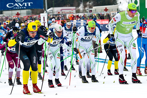 Petter Northug i sort og gult på startstreken i Marcialonga 2012. Mot høyre: Anders Aukland, Kjetil Hagtvedt Dammen og Jerry Ahrlin. Foto: Magnus Östh/Ski Classics.