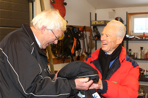 L&oslash;ypemaskin-selger Johs. Owren (til venstre) og Hans Herman Horn er kjente fra f&oslash;r og Owren gir Skiforeningens store velgj&oslash;rer varmt t&oslash;y. Foto: Erik Borg. 