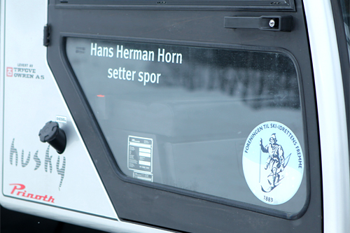 Se hva som st&aring;r p&aring; d&oslash;ra til Skiforeningens nyeste l&oslash;ypemaskin. Foto: Erik Borg.