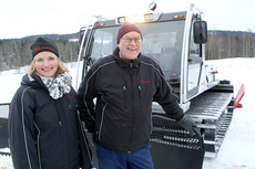 Ingunn Skuggevik og Johs. Owren, begge fra Trygve Owren AS, foran Skiforeningens nyeste maskin. Foto: Erik Borg.