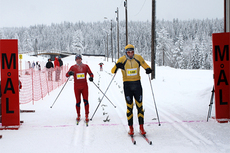 Stenfjellrunden 2012. Til venstre Stian Stærkeby Jelstad fra Rustad IL og Øyvind Viken fra Team Sport 1 Lillehammer ble stående med lik tid i resultatlista, 1:07:47. Foto: Roar Jødahl.