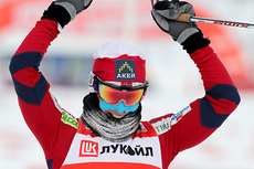 Marit Bjørgen strekker armene i været etter å ha slått Charlotte Kalla på oppløpet i 10 km fellesstart under verdensucupen i Rybinsk 2012. Foto: Hemmersbach/NordicFocus.