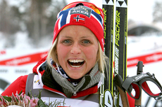 Therese Johaug smiler etter å ha vunent 15 kilometer skiathlon under verdenscupen i Rybinsk 2012. Foto: Hemmersbach/NordicFocus.
