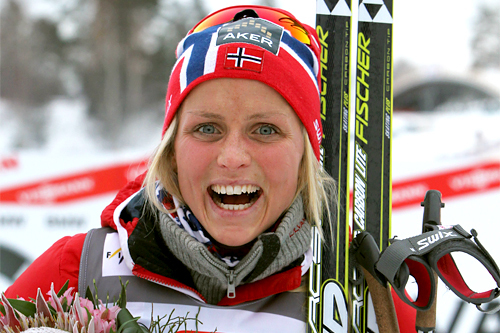 Therese Johaug smiler etter å ha vunent 15 kilometer skiathlon under verdenscupen i Rybinsk 2012. Foto: Hemmersbach/NordicFocus.