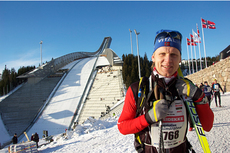 Fornøyd deltaker i mål i Holmenkollen Skimaraton. Foto: Skiforeningen.