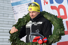 Arne Post på seierspallen etter å ha vunnet Holmenkollen Skimaraton 2012. Foto: Skiforeningen. Arne Post på seierspallen etter å ha vunnet Holmenkollen Skimaraton 2012. Foto: Skiforeningen.
