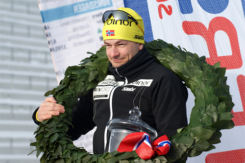 Arne Post på seierspallen etter å ha vunnet Holmenkollen Skimaraton 2012. Foto: Skiforeningen.