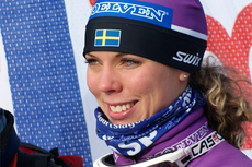 Sandra Hansson på seierspallen etter å ha vunnet Holmenkollen Skimaraton 2012. Foto: Skiforeningen.