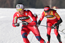 Marit Bjørgen med Justyna Kowalczyk på hjul underveis på damenes 15 km lange fellesstart i klassisk stil i Nove Mesto 2012. I  mål ble rekkefølgen den samme. Foto: Hemmersbach/NordicFocus.