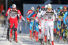Niklas Dyrhaug ligger i front av det ene sporet i venstre bildekant. I de andre sporet ligger vinneren av det 30 km lange fellesstart løpet i Nove Mesto 2012, Johan Olsson i front. Dyrhaug ble nummer 6. Foto: Hemmersbach/NordicFocus.