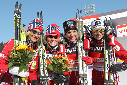Norges vinnerlag i verdenscup-stafetten i Nove Mesto 2012. Fra venstre i etapperekkefølge: Vibeke Skofterud, Therese Johaug, Astrid Uhrenholdt Jacobsen og Marit Bjørgen. Foto: Hemmersbach/NordicFocus.