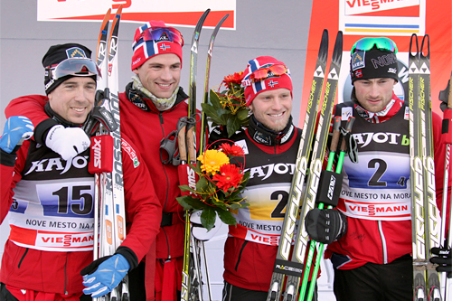 Norges vinnerlag i verdenscup-stafetten i Nove Mesto 2012. Fra venstre i etapperekkefølge: Eldar Rønning, Niklas Dyrhaug, Martin Johnsrud Sundby og Petter Northug jr. Foto: Hemmersbach/NordicFocus.