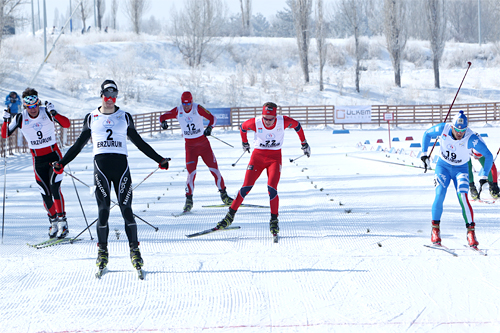 Eivind Bakkene i rødt på oppløpet  i kvartfinalen på sprinten i U23-VM i Tyrkia 2012. Foto: Erik Borg.