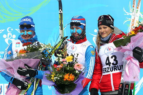 Martine Ek Hagen var med på blomsterseremonien rett etter løpet. Rett etter den måtte hun forklare seg for juryen. Møtet konkluderte med at hun fikk beholde medaljen. Foto: Erik Borg.