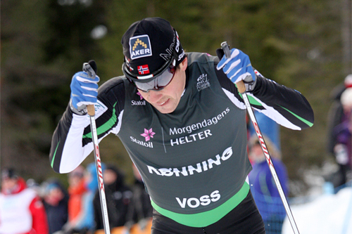 Eldar Rønning gjør seg klar til 9 mil med veldig mye dobbeltak. Foto: Geir Nilsen/Langrenn.com. Eldar Rønning gjør seg klar til 9 mil med veldig mye dobbeltak. Foto: Geir Nilsen/Langrenn.com.