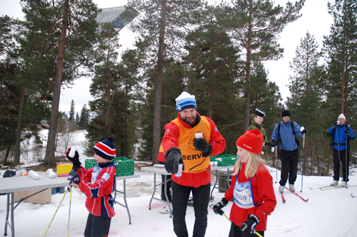 Mange ivrige små skiløpere ga alt under Barnas Holmenkollrenn. Foto: Skiforeningen. Mange ivrige små skiløpere ga alt under Barnas Holmenkollrenn. Foto: Skiforeningen.