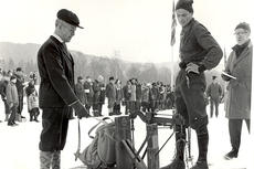 Erling Riddervold kontrollerer vekt på sekken i 1950. Johan Haanes er eier av sekken. Eystein Raabe er funksjonær. Arrangørfoto. Erling Riddervold kontrollerer vekt på sekken i 1950. Johan Haanes er eier av sekken. Eystein Raabe er funksjonær. Arrangørfoto.