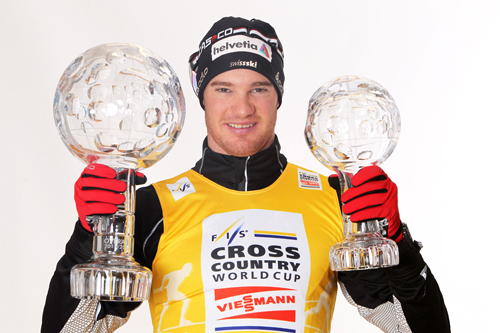 Dario Cologna med verdenscuptroféene han vant i 2012. Foto: Hemmersbach/NordicFocus