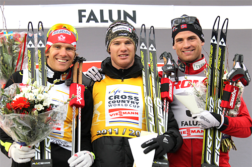 Pallen etter verdenscupens avsluttende jaktstart i Falun. Fra venstre: Devon Kershaw (2. plass), Dario Cologna (1) og Niklas Dyrhaug (3). Foto: Hemmersbach/NordicFoucs. Pallen etter verdenscupens avsluttende jaktstart i Falun. Fra venstre: Devon Kershaw (2. plass), Dario Cologna (1) og Niklas Dyrhaug (3). Foto: Hemmersbach/NordicFoucs.